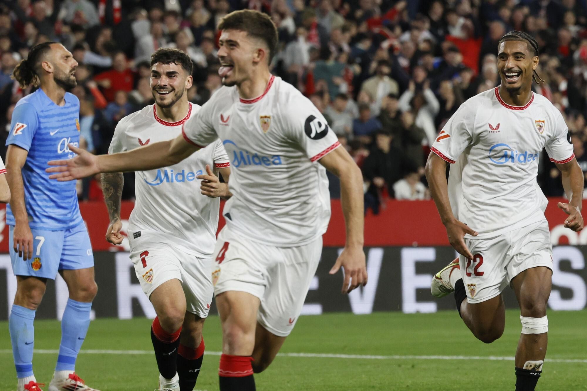 SEVILLA, 24/2/2025.- El defensa del Sevilla Kike Salas (delante) celebra su gol durante el partido de LaLiga que Sevilla FC y RCD Mallorca disputan este lunes en el estadio Ramón Sánchez-Pizjuán. EFE/José Manuel Vidal