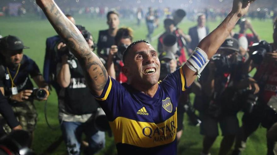 Carlos Tévez celebra el título de la Superliga argentina sobre el césped de la Bombonera.