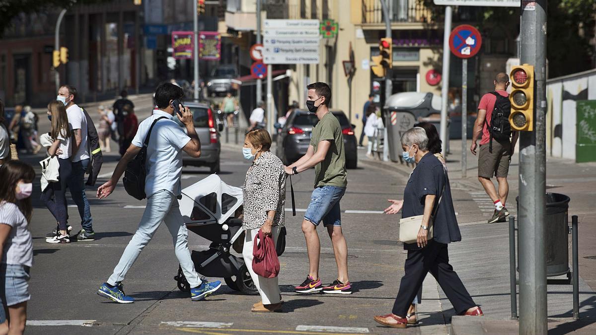 Vianants travessant el pas zebra de la Muralla de Sant Domènec