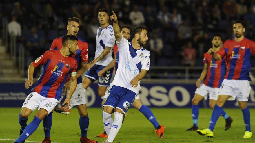 Momento del Tenerife-Extremadura de la primera vuelta jugado en el Heliodoro.