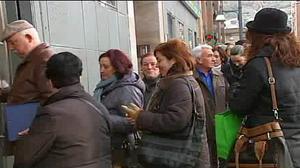 A Granada, una gran quantitat de persones han fet cua i han esperat que el Servei Andalús d’Ocupació obrís les portes, cadascuna amb una història per explicar.