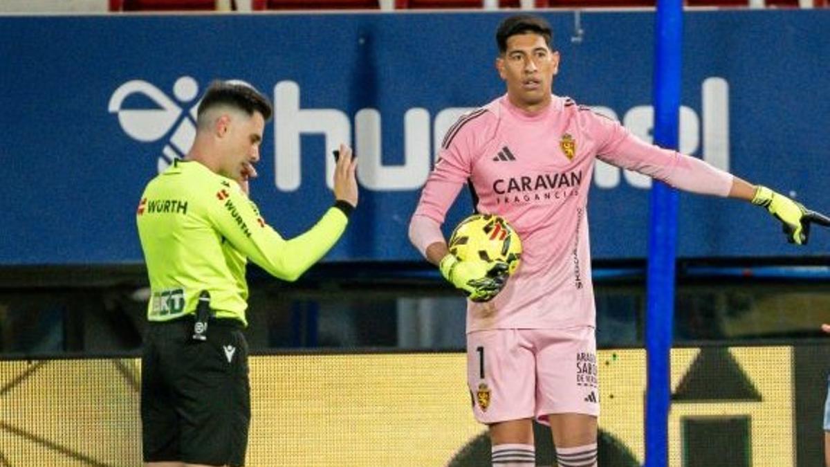 Andrada dialoga con el colegiado en el partido ante el Eibar.