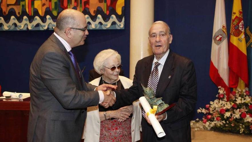 Juan Alberto González y Susi Moro entregan el premio a José Luis Casas.