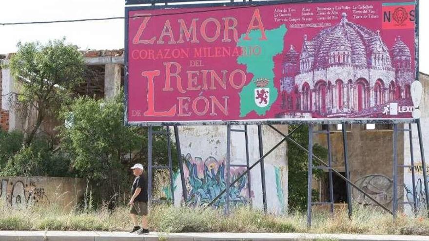 Cartel publicitario de apoyo al &quot;Lexit&quot;, a las afueras de Zamora