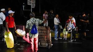 «És l’esdeveniment de les nostres vides»: felicitat i preocupació entre els veneçolans pel cop militar dels Estats Units al règim de Maduro