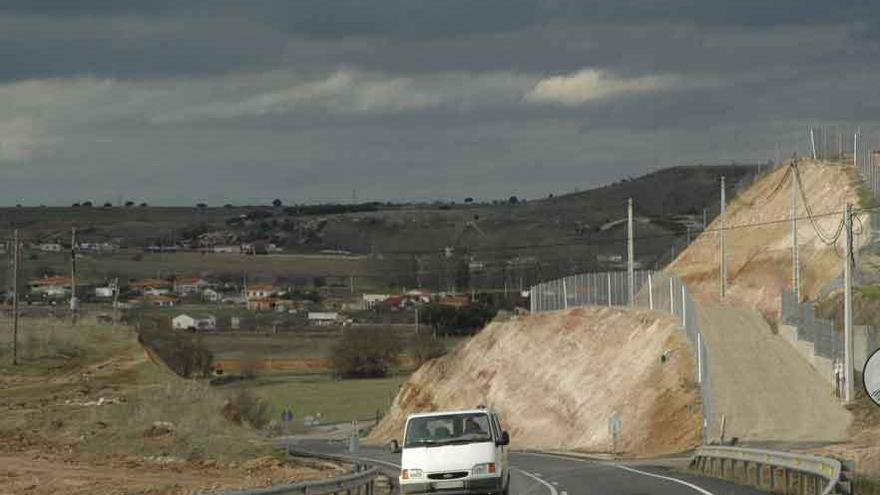 Carretera que enlaza Zamora con Carbajales, con La Hiniesta al fondo.