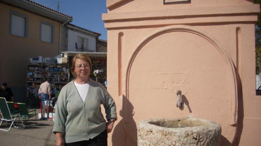 Una vecina de San Marcial junto a una fuente del pueblo.