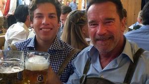 Schwarzenegger y su hijo Joseph Baena, en la fiesta de la cerveza de Múnich.