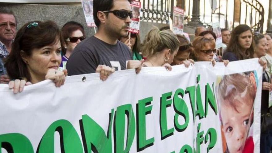 La madre de los niños, Ruth Ortiz (izquierda), sujeta la pancarta en la concentración de ayer en Huelva. / efe