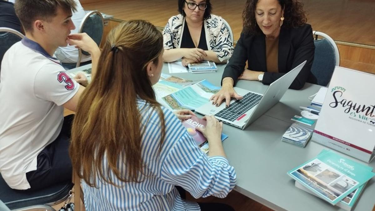 La edil de Turismo y la técnica del área.