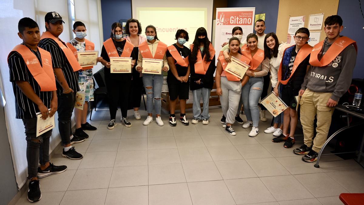 Fotografía de familia tras la entrega de diplomas en la Fundación Secretariado Gitano.