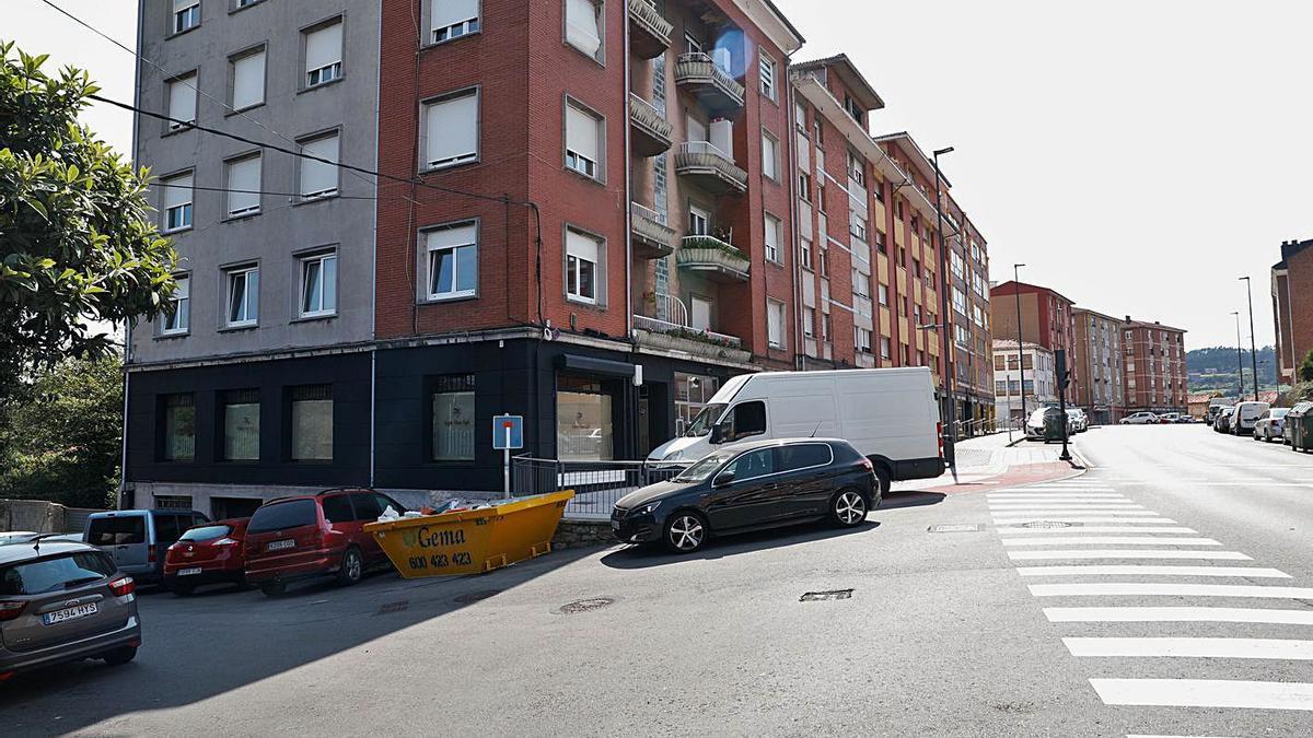 Edificio en el que se produjo la caída del menor, en el barrio del Pozón.