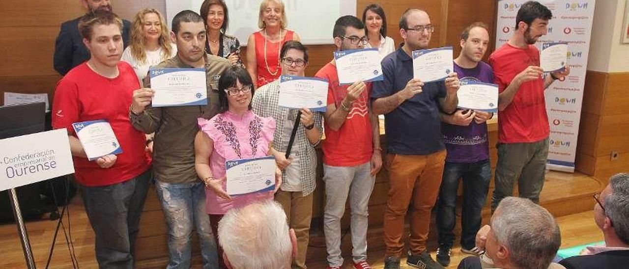 Los ocho alumnos del taller recibieron ayer su diploma en la sede de la CEO. // Iñaki Osorio