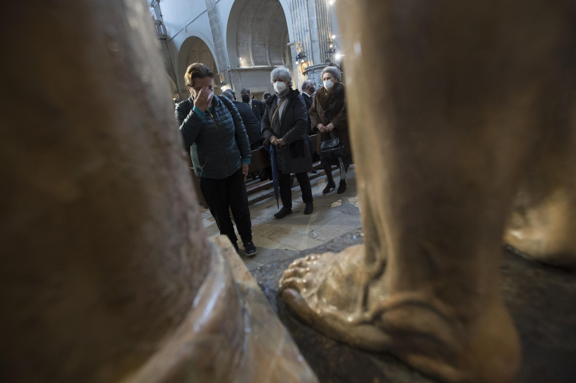EN IMÁGENES: Besapiés al Cristo Flagelado en la Semana Santa de Oviedo