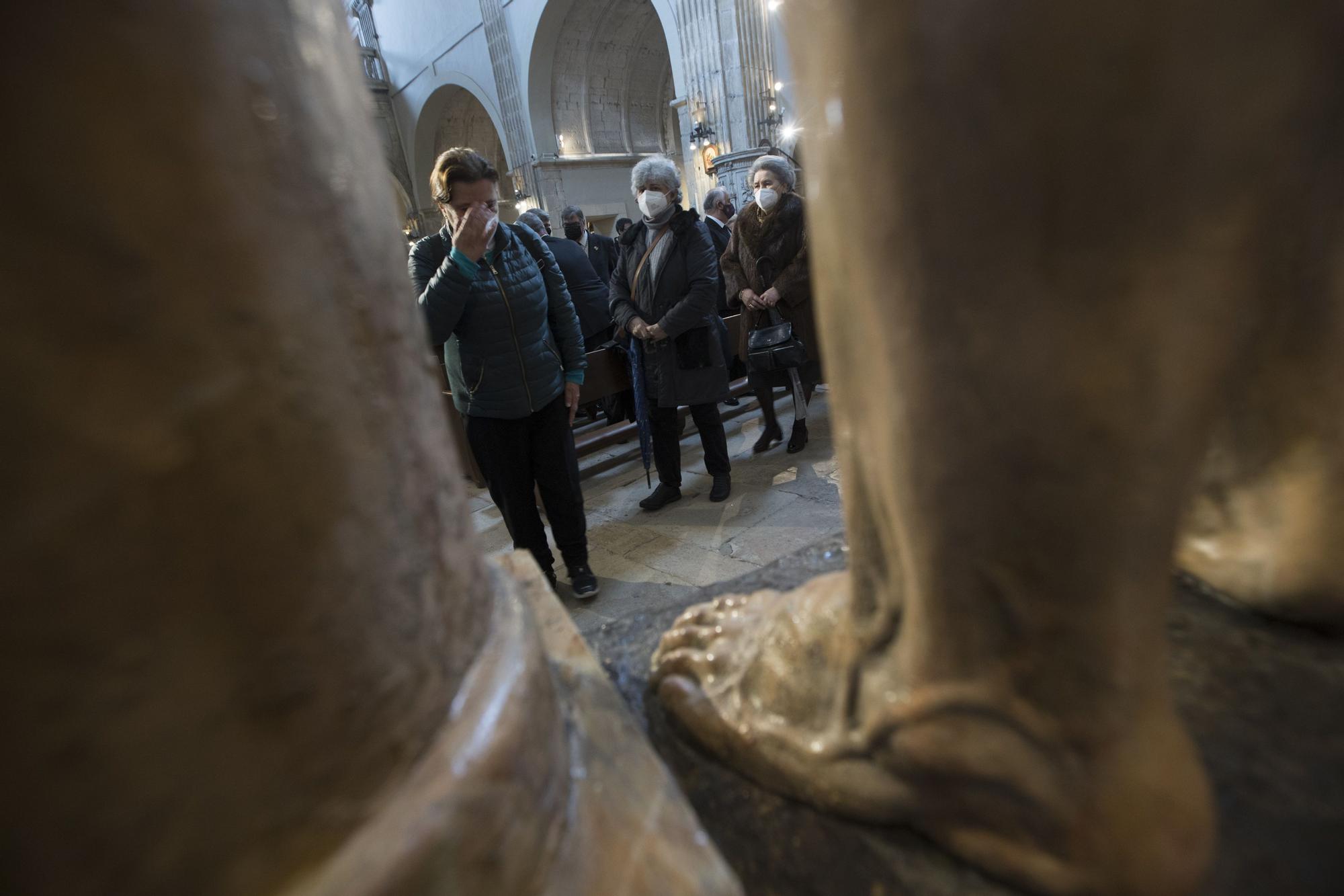 EN IMÁGENES: Besapiés del Flagelado en la Semana Santa de Oviedo