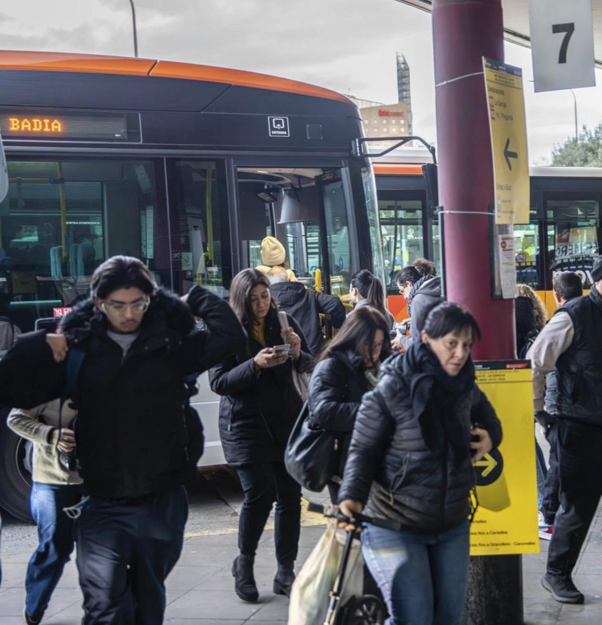 Usuaris de l’estació d’autobusos de Fabra i Puig, l’hivern passat.L’estació d’autobusos de Fabra i Puig reprèn a poc a poc el pols després del caos ferroviari | JORDI OTIX
