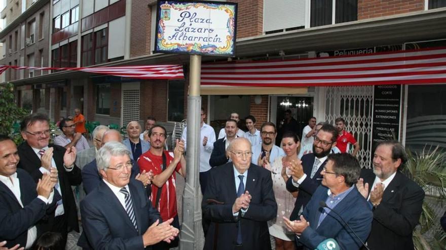 Lázaro Albarracín, durante la inauguración de la plaza con su nombre en Lorca