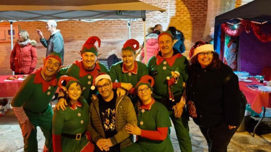 El mercado navideño se estrena llenando la plaza