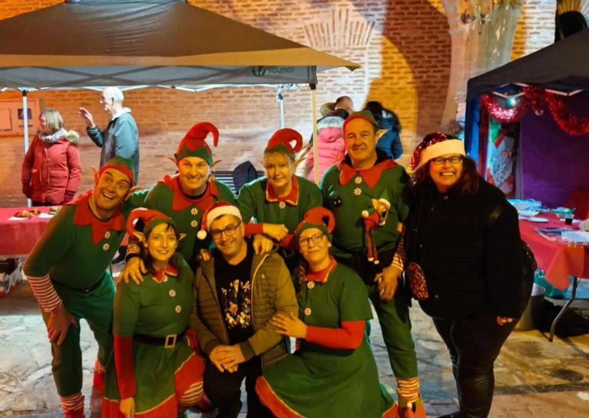 Unos graciosos elfos recorrieron el mercado animando a los vecinos y visitantes.