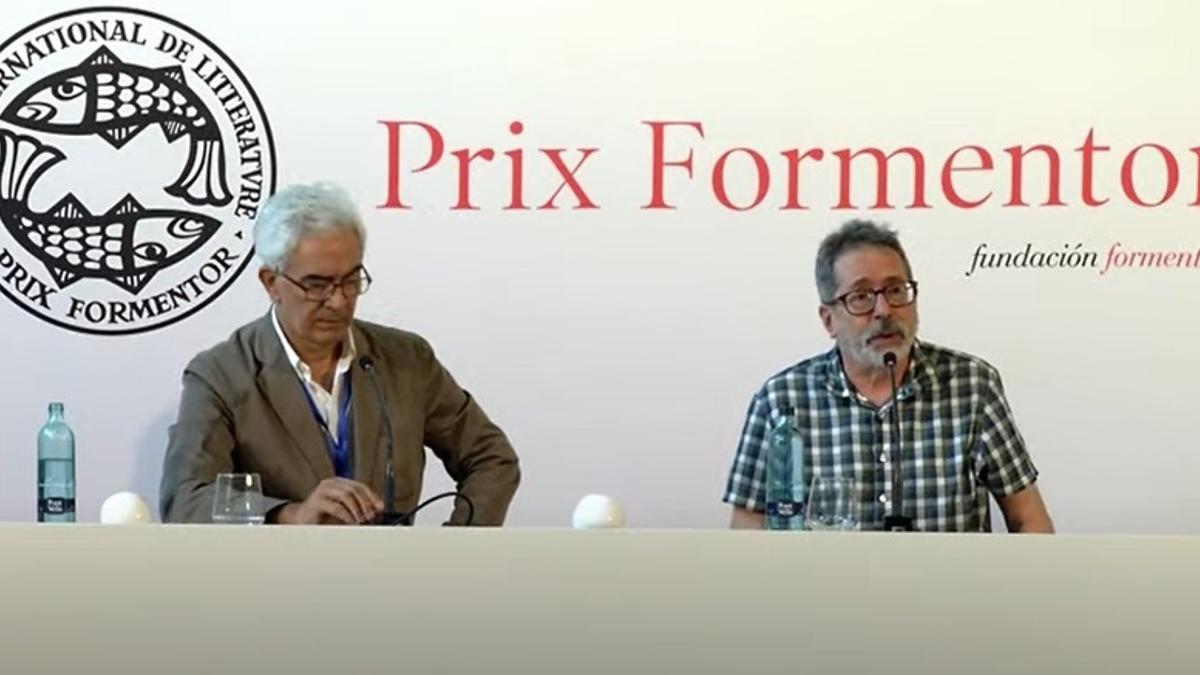 César Aira, junto a Basilio Baltasar, en Sevilla.