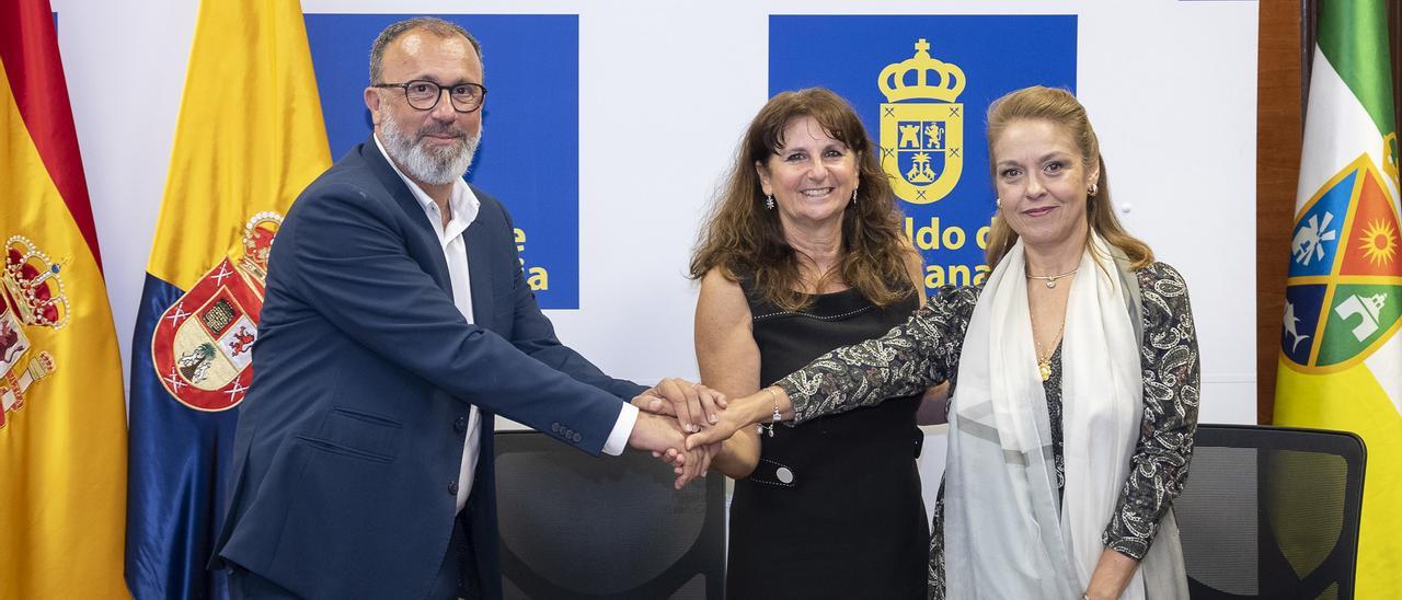 Por la izquierda, Francisco García, Conchi Monzón y Antonia Álvarez, durante la firma del convenio.