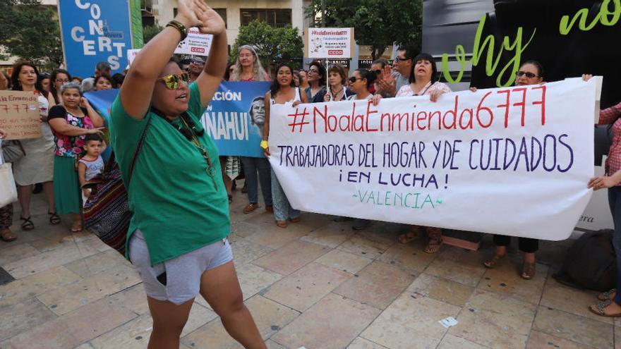 Protesta de las trabajadoras del hogar frente a la Delegación del Gobierno de València