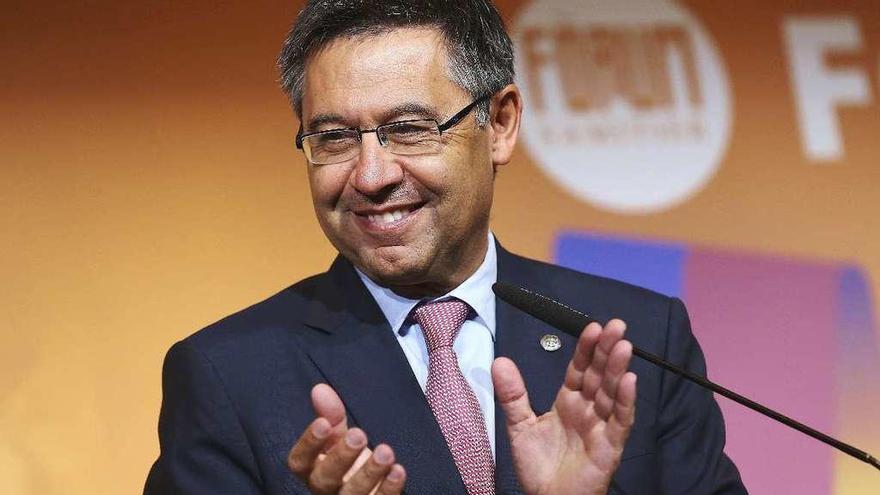 Bartomeu aplaude durante un acto en Barcelona. // Efe