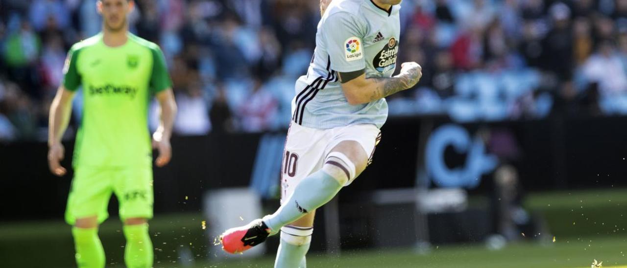 Aspas, durante un saque de falta en el partido frente al Leganés. // Ricardo Grobas