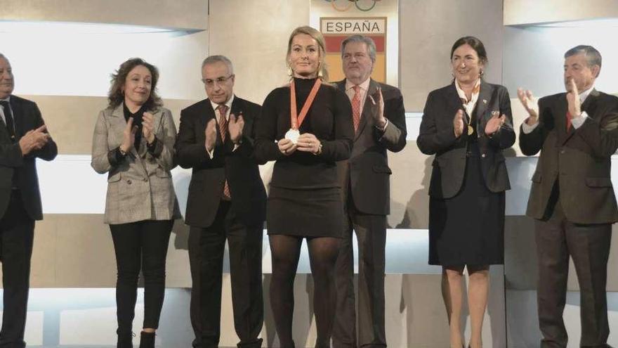 Lydia Valentín muestra la medalla que recibió ayer en la sede del COE.