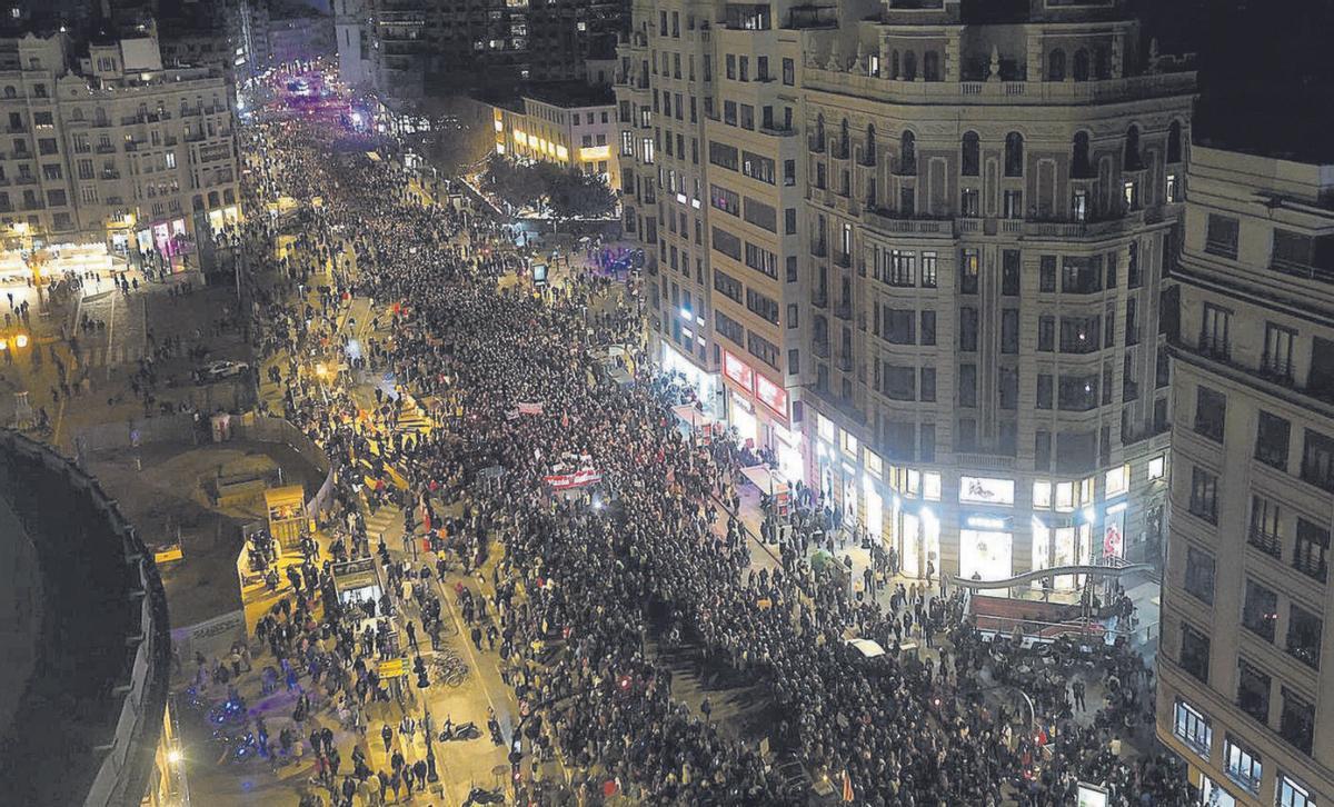 Unes 80.000 persones marxen contra Mazón en la tercera protesta postdana