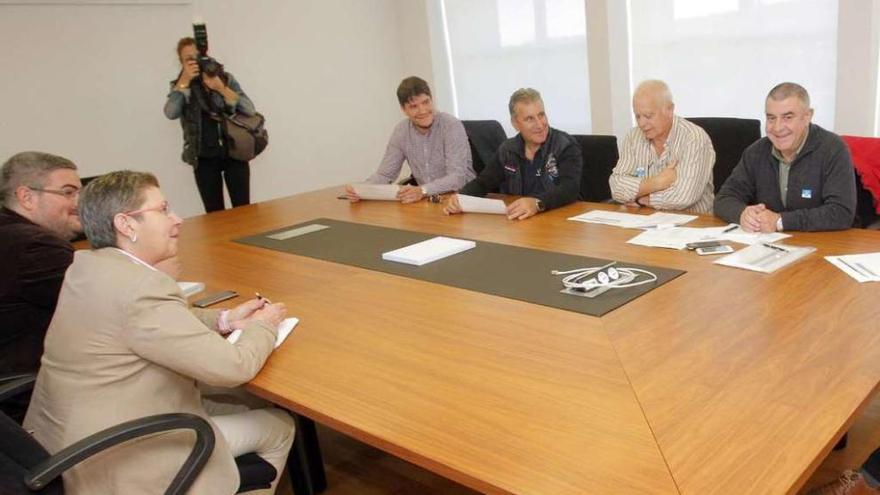 La conselleira do Mar, Rosa Quintana, ayer durante el encuentro con los representantes de Acerga.