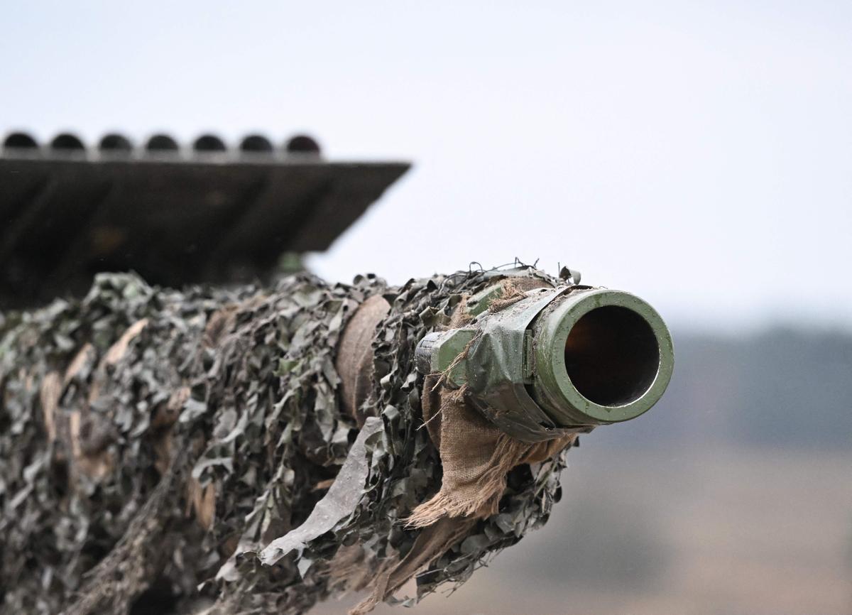 El ministro de Defensa alemán, Boris Pistorius en unas maniobras militares para conocer el tanque Leopard 2