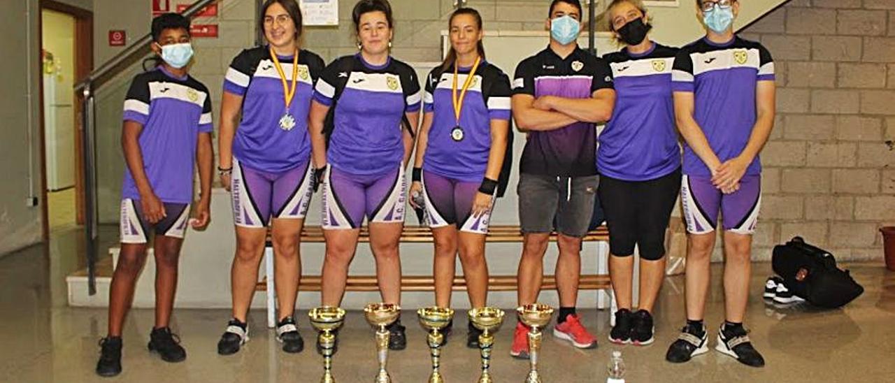 Deportistas y entrenadora con los trofeos y medallas. | ACG