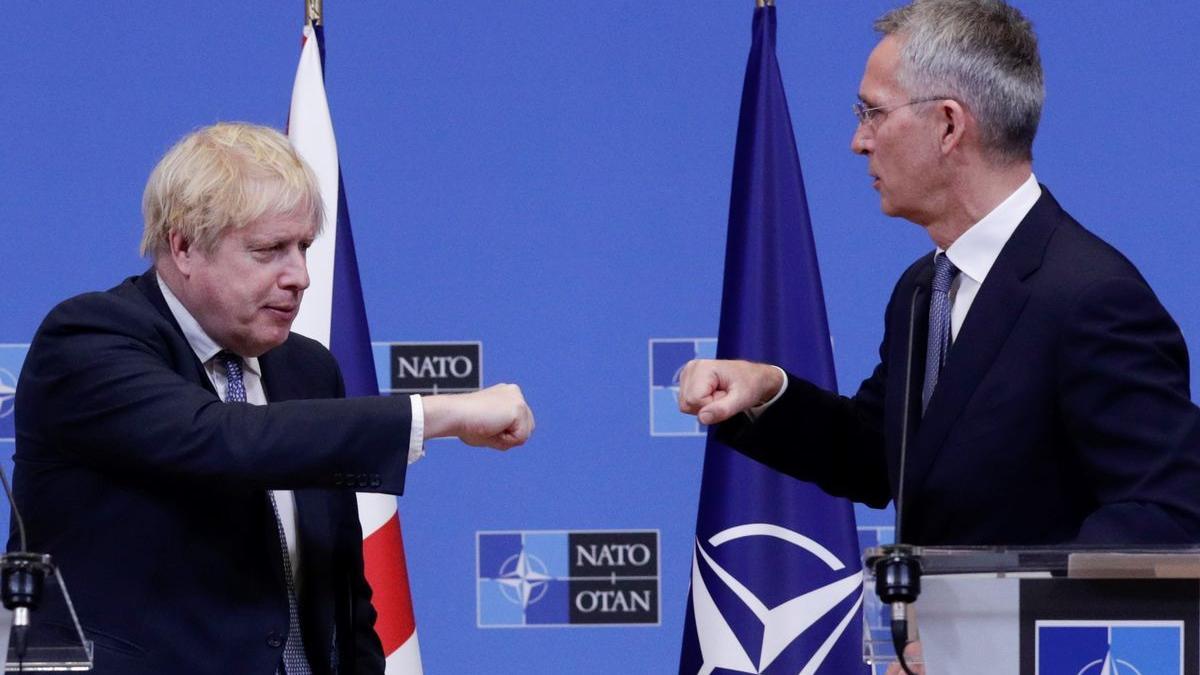 El primer ministro británico, Boris Johnson, y el secretario general de la OTAN, Jens Stoltenberg, en Bruselas.