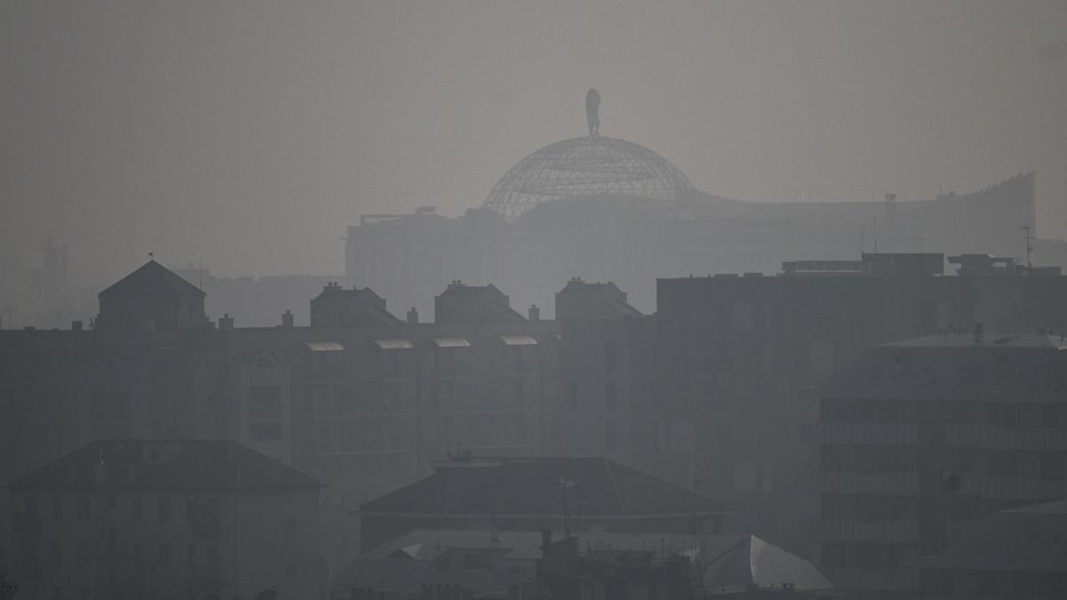 La ciudad de Milán bajo una niebla de contaminación.