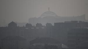 La ciudad de Milán bajo una niebla de contaminación.