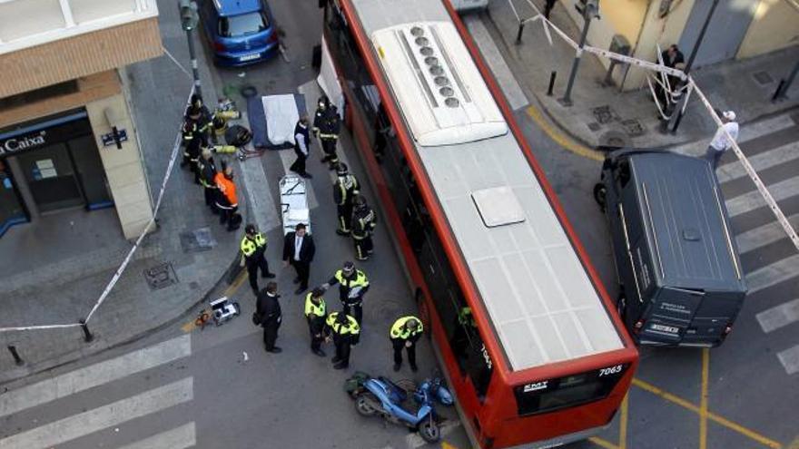 Muere un motorista al chocar con un autobús en Valencia