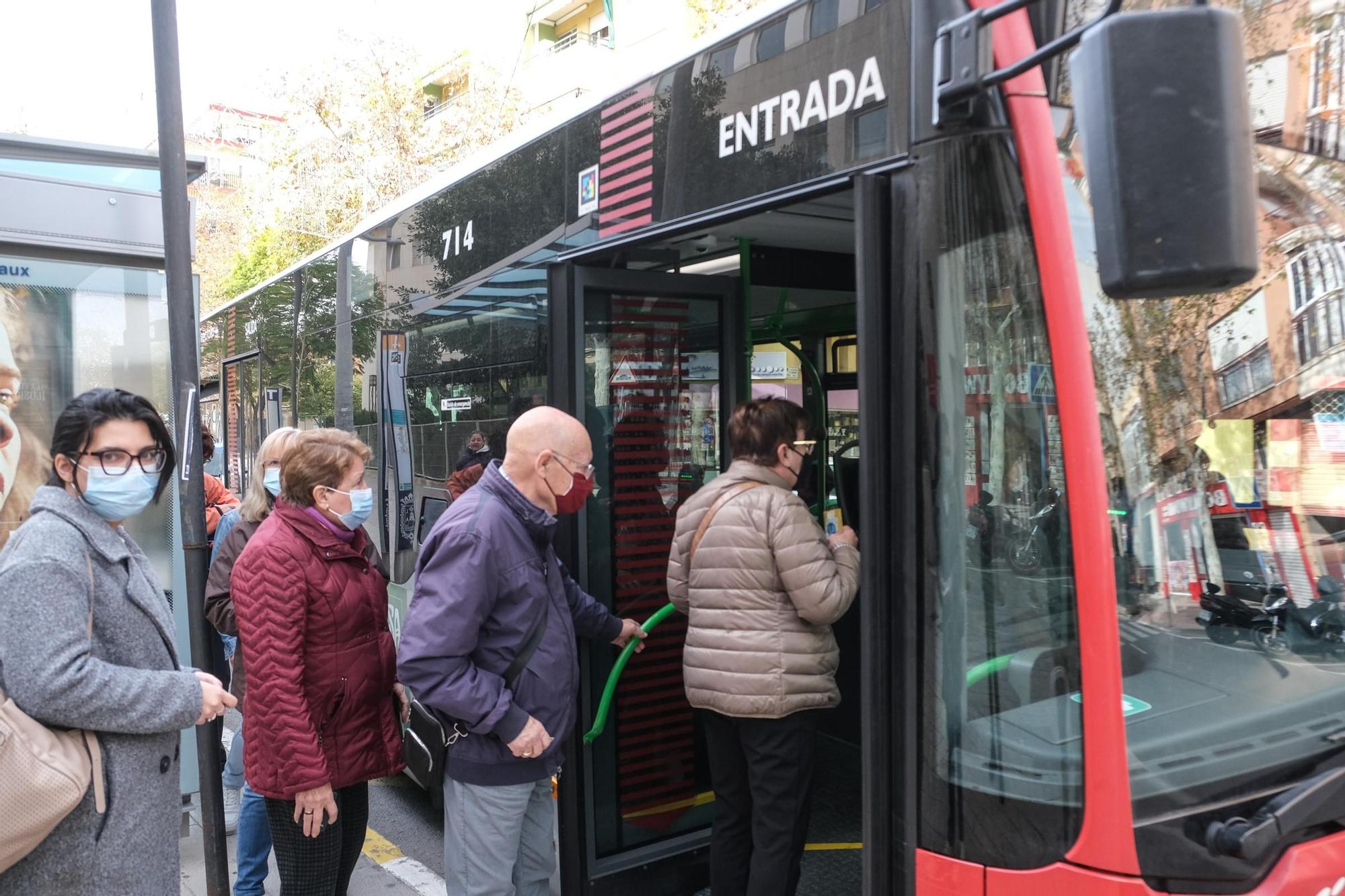Cada vez más mascarillas en los autobuses de Alicante