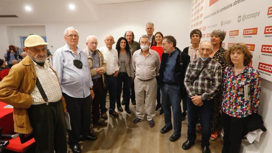 Varios de los represaliados por el régimen franquista junto a líderes sindicales, el conseller de Vivienda Héctor Illueca y la consellera de Transparencia Rosa Pérez.