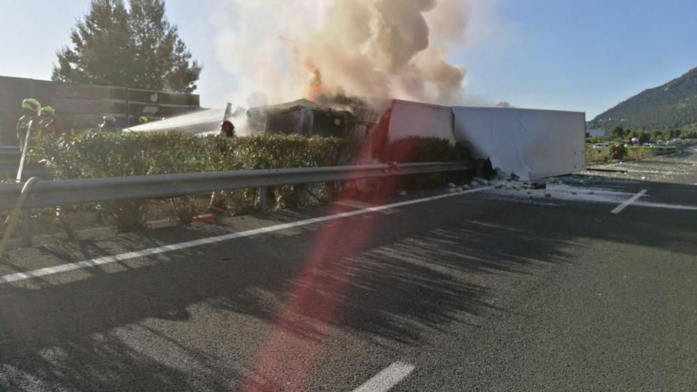 Un muerto en Tibi al salirse el camión que conducía de la autovía e incendiarse