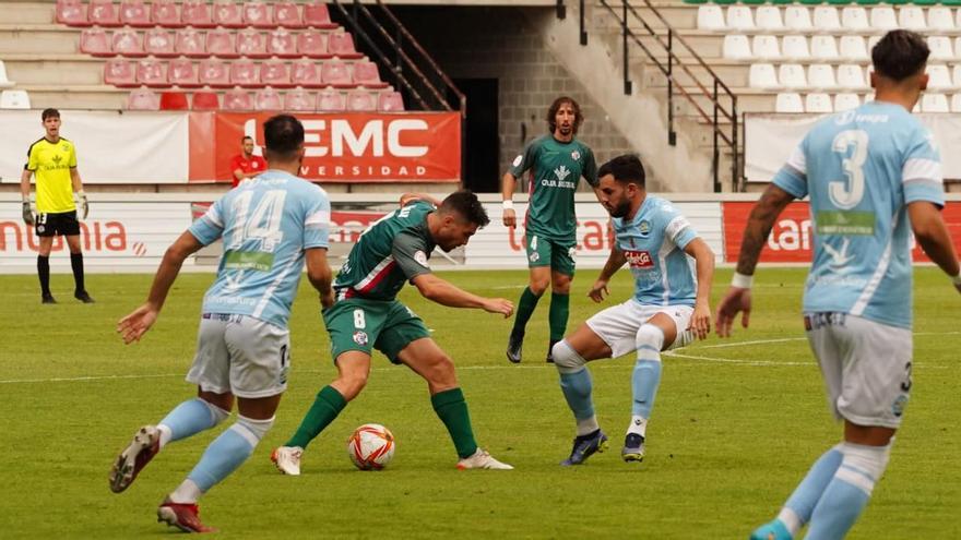 Juanan trata de superar a dos adversarios en el último amistoso jugado por el Zamora CF en el Ruta de la Plata.