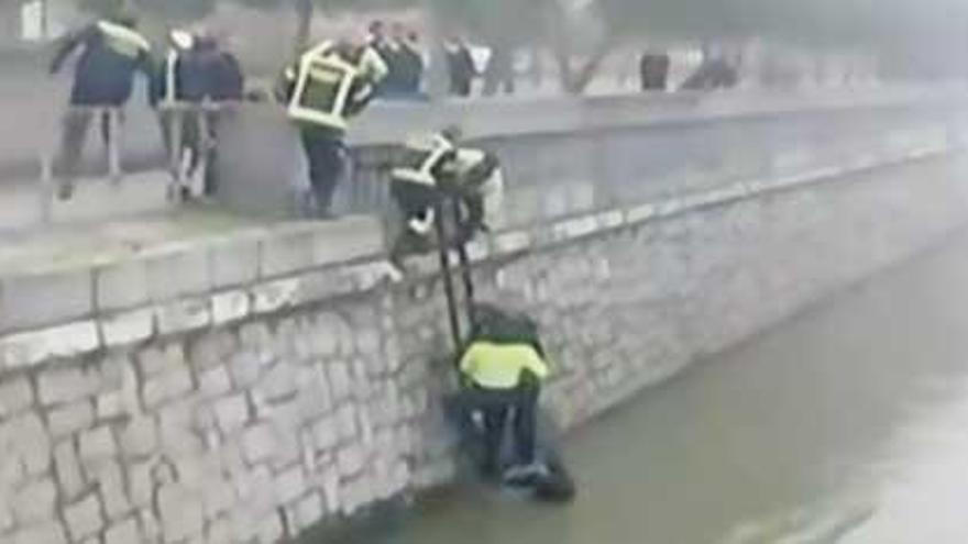 Momento en el que los bomberos rescatan del Río Manzanares el cadáver de Francisco Javier Romero Taboada, &#039;Jimmy&#039;.