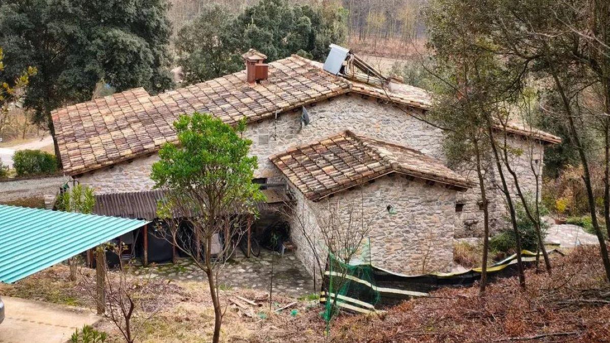 La finca es troba a Sant Llorenç de la Muga.