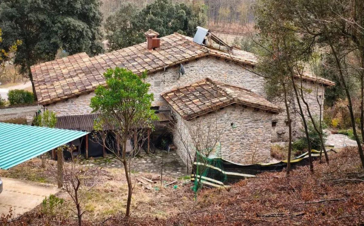 La finca es troba a Sant Llorenç de la Muga.