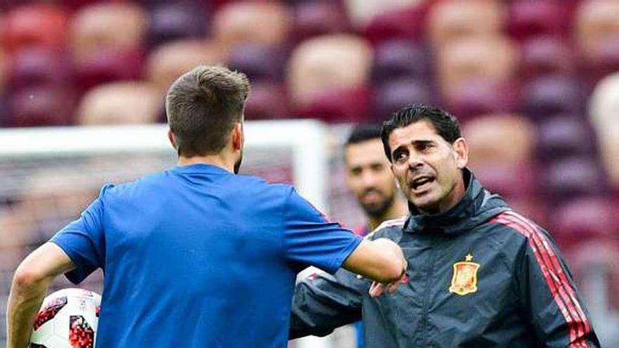 Hierro, junto a Piqué en el entrenamiento de ayer.