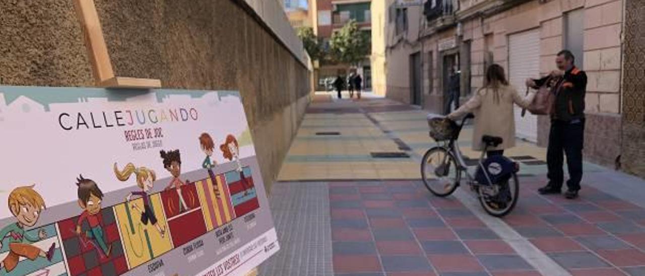 Así ha quedado la calle Tuéjar, en Benicalap, tras su peatonalización, con cinco zonas para juegos.