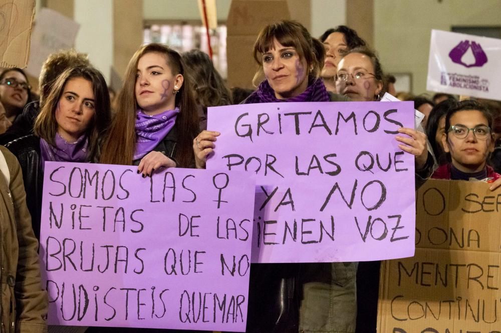 Centenars de persones surten al carrer el 8M