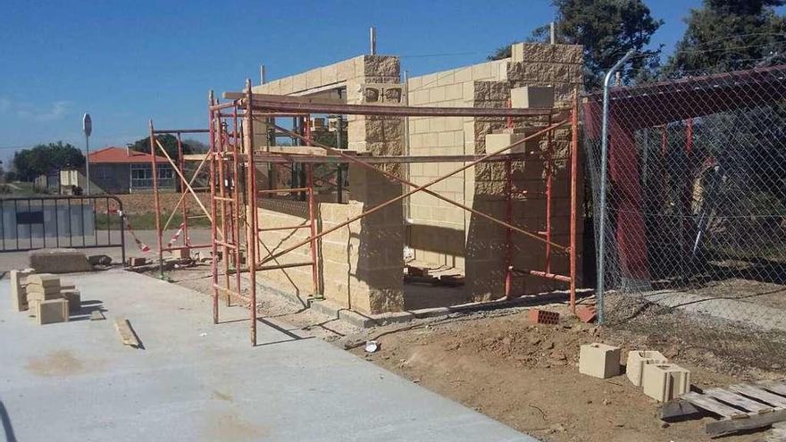 Construcción de la marquesina en la parada del autobús en Arcenillas.