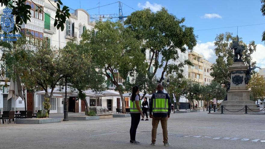 Agentes de la PolicÃ­a Nacional en Eivissa, donde ocurrieron los hechos.