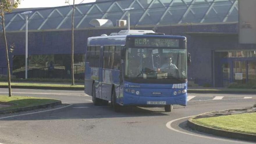 Autobús de transporte público en la rotonda del Haley en Oleiros. / víctor echave
